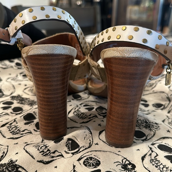 ✨ Coach Rylie Heeled Sandals Jacquard Monogram Signature Beige Neutral Studded ✨ - Picture 4 of 8